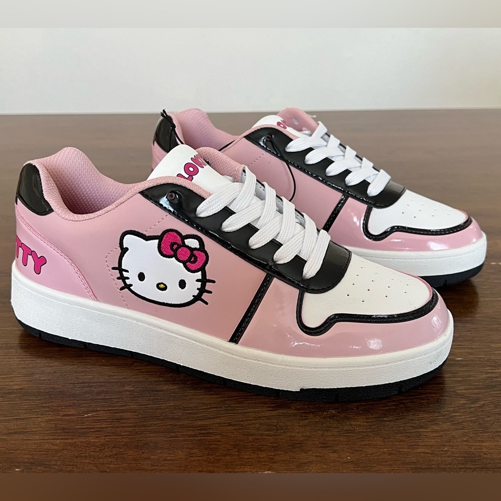 NWT Women’s Hello Kitty court sneakers
